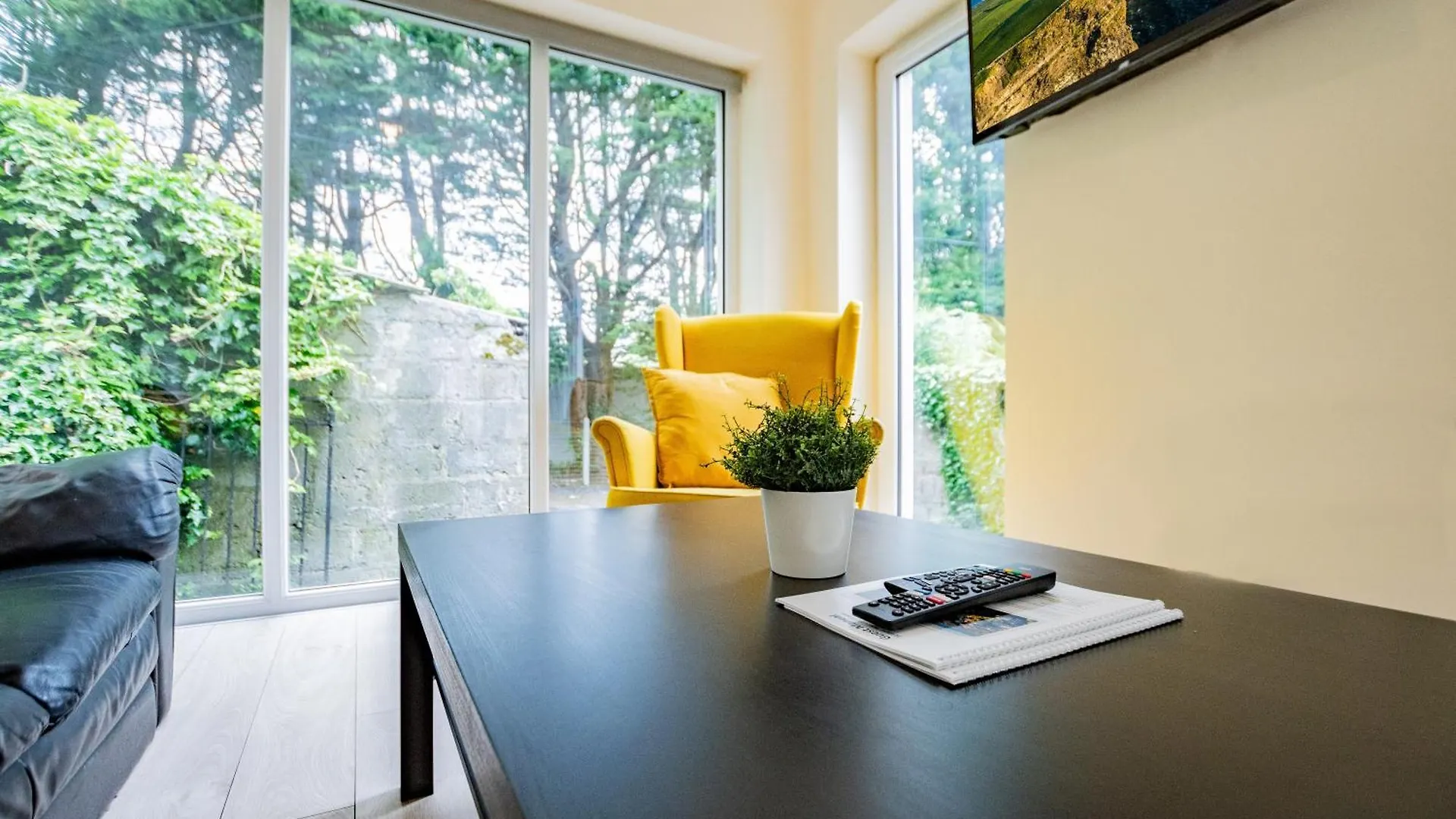 Villa Large Modern House, Sleeps 17 With Parking Galway